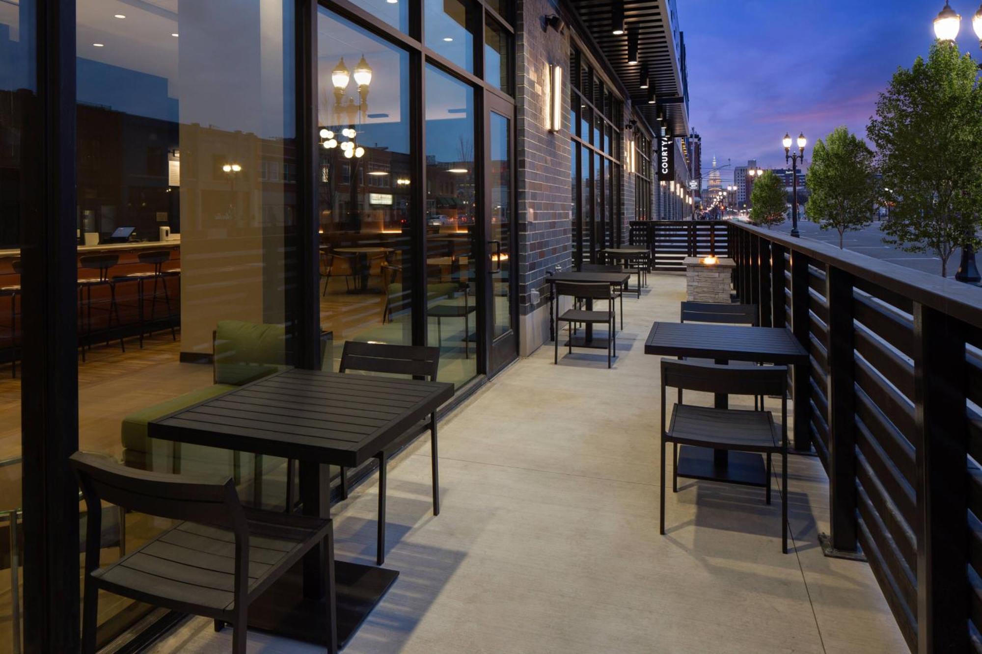 Courtyard By Marriott Lansing Downtown Hotel Exterior foto