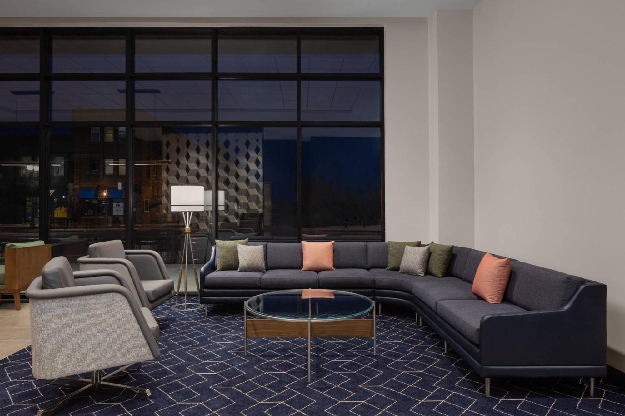 Courtyard By Marriott Lansing Downtown Hotel Exterior foto