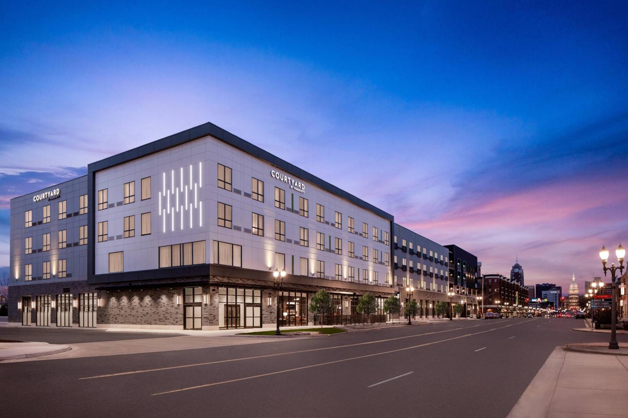 Courtyard By Marriott Lansing Downtown Hotel Exterior foto